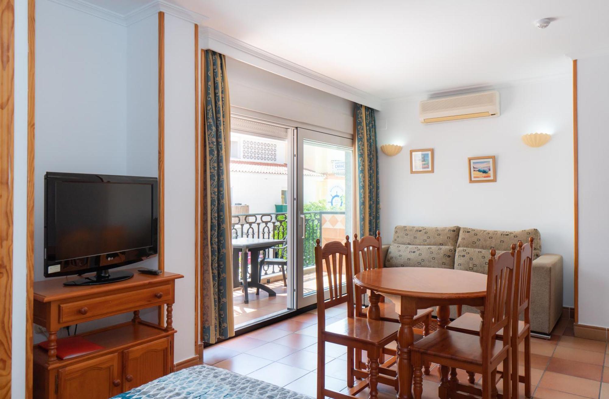 Apartamentos Leonor Carihuela Torremolinos Dış mekan fotoğraf