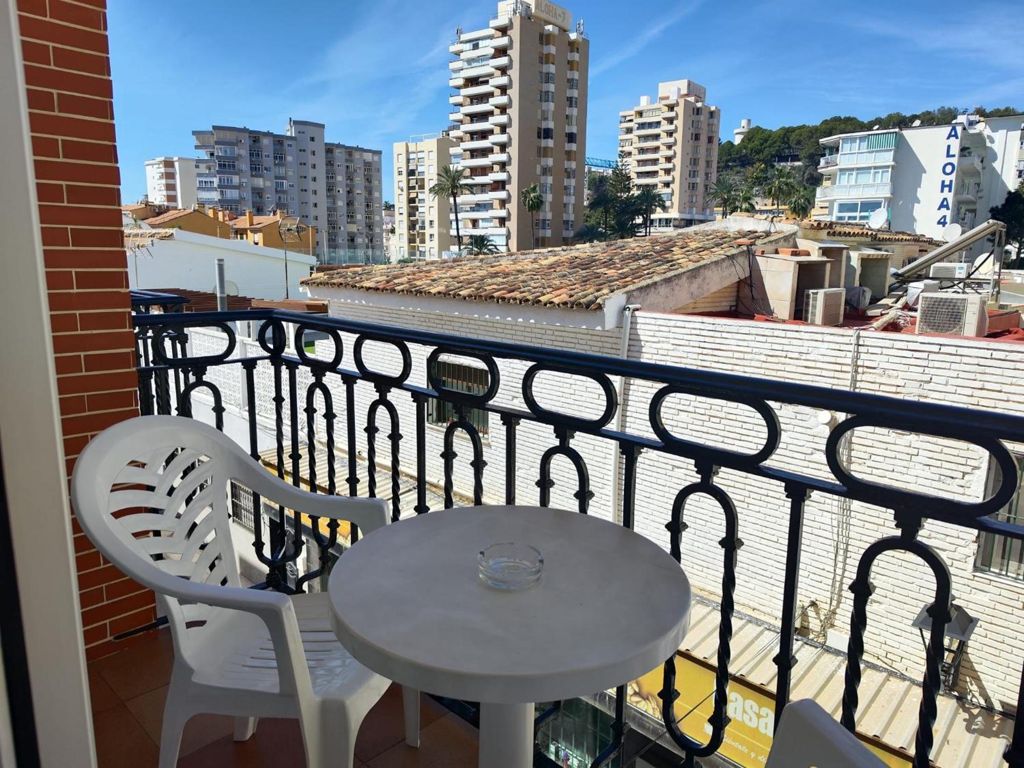 Apartamentos Leonor Carihuela Torremolinos Dış mekan fotoğraf