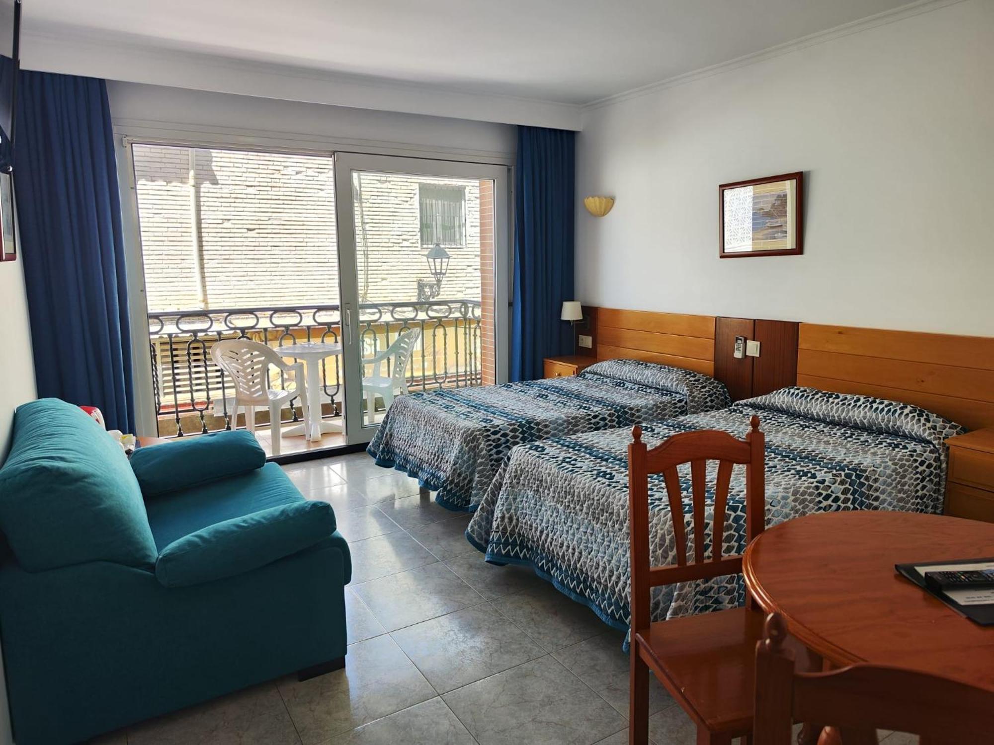 Apartamentos Leonor Carihuela Torremolinos Dış mekan fotoğraf