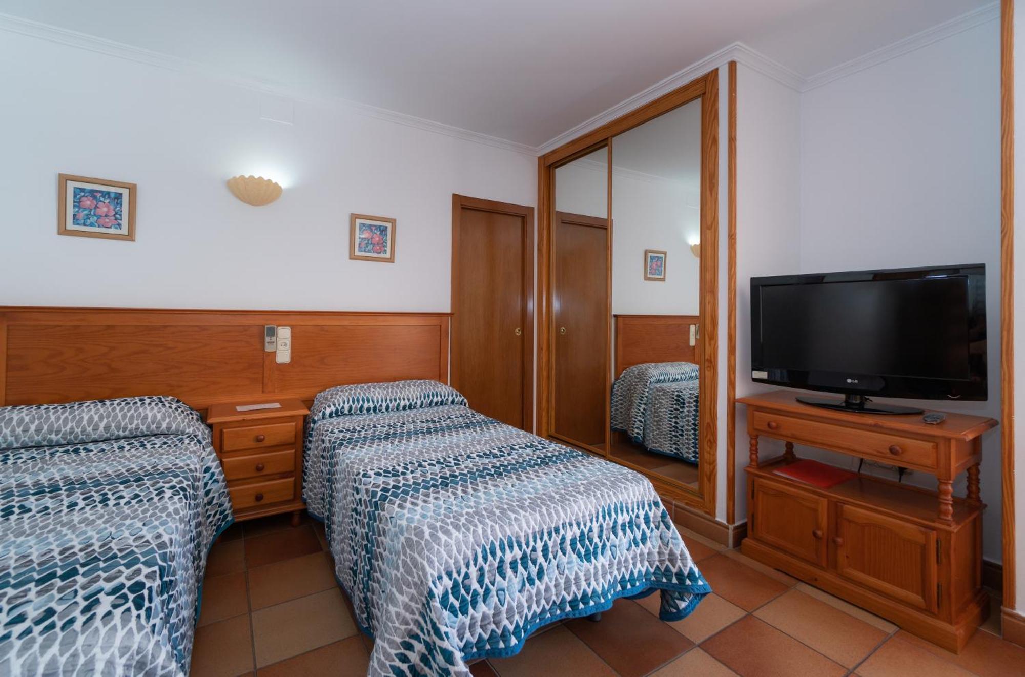 Apartamentos Leonor Carihuela Torremolinos Oda fotoğraf