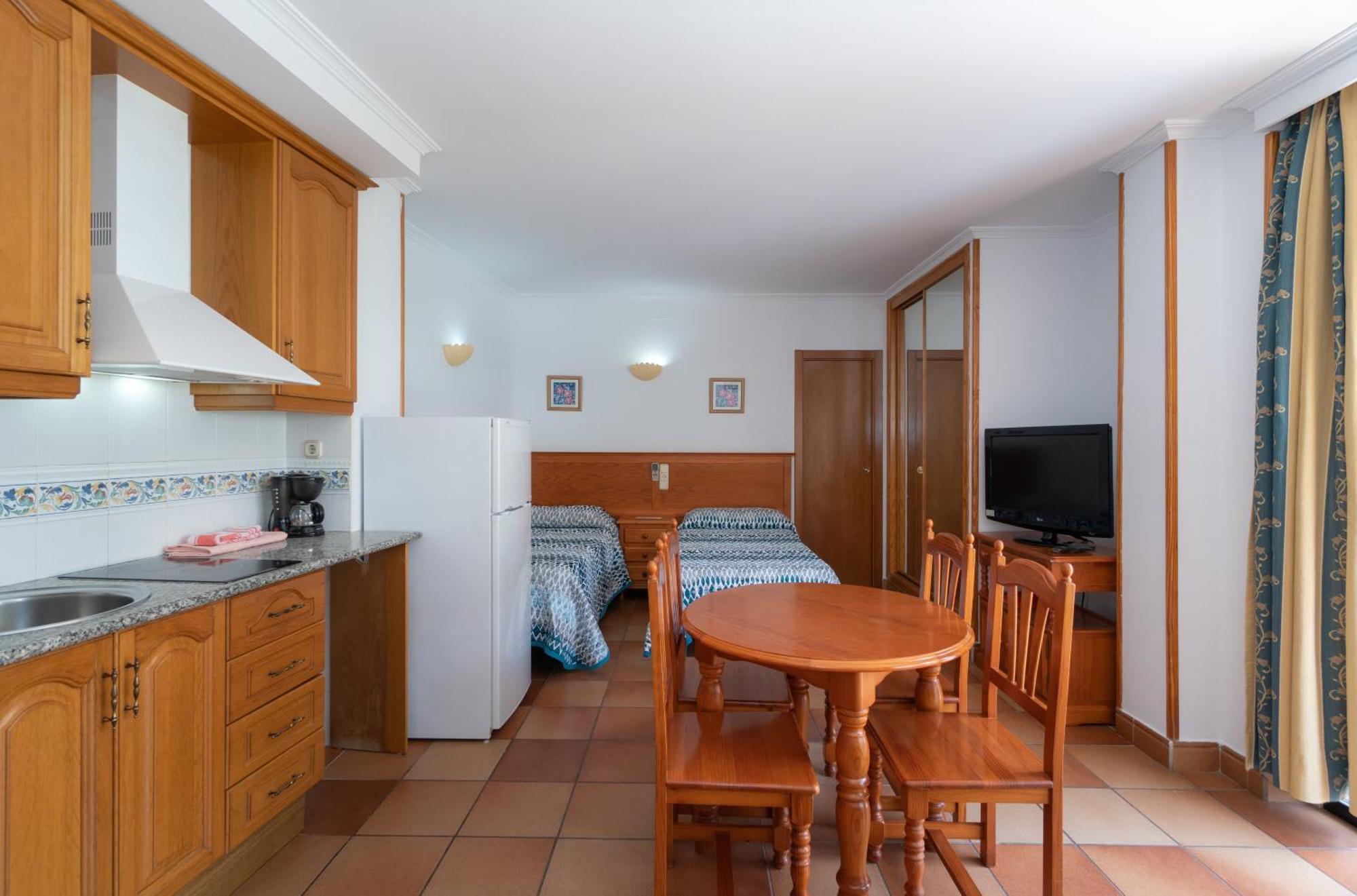 Apartamentos Leonor Carihuela Torremolinos Oda fotoğraf