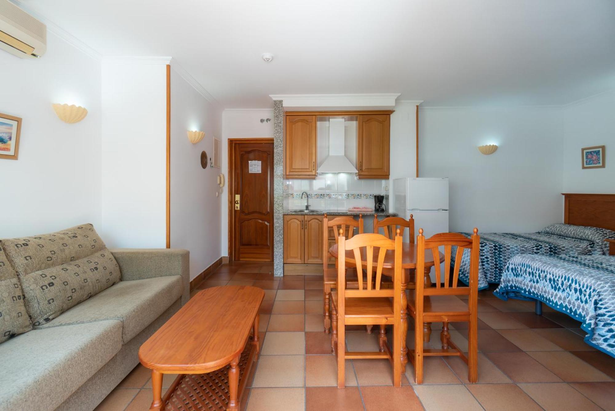Apartamentos Leonor Carihuela Torremolinos Oda fotoğraf