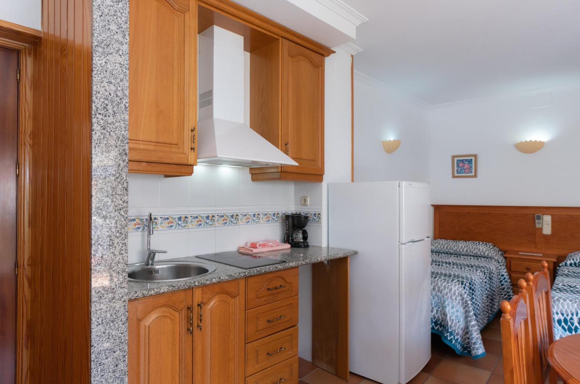 Apartamentos Leonor Carihuela Torremolinos Oda fotoğraf